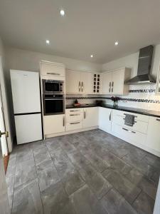 Η κουζίνα ή μικρή κουζίνα στο No 48 Fivedom - Luxury 1-Bed Apartment with Free Parking +1 φωτογραφίες