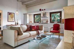 salon z kanapą i stołem w obiekcie Villa Scarlet con piscina privata w mieście Modica