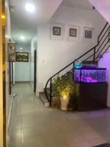 Un pasillo con una escalera con una pecera. en Thiên Phước Hotel, en Ho Chi Minh 16 fotos más