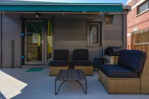 zwei Stühle und ein Tisch vor einem Gebäude in der Unterkunft Hongdae, Private Flats in Seoul