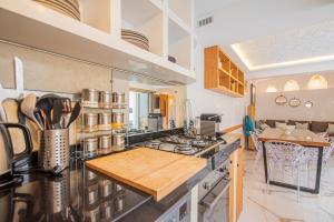 a kitchen with a stove and a counter top at Villa avec piscine chauffée à seulement 10min de la mer ! in Agadir