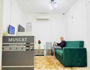 Televízia a/alebo spoločenská miestnosť v ubytovaní Muscat Dormitory Male&Female