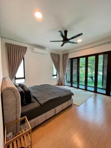a bedroom with a bed and a ceiling fan at cc la villa in Kanching