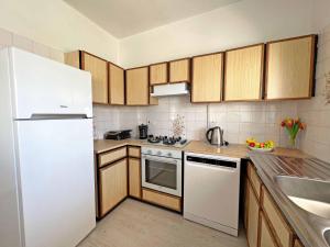 Kuchyň nebo kuchyňský kout v ubytování Kaşgar 2 Bed Sea View Apartment in Kyrenia by HolidayKeys + 12 fotografií