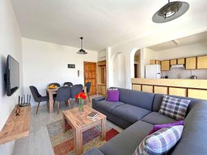 Posezení v ubytování Kaşgar 2 Bed Sea View Apartment in Kyrenia by HolidayKeys