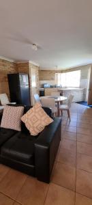 Posezení v ubytování Kalbarri Holiday Villas C + 8 fotografií