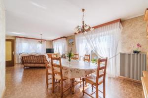 MuespachにあるLe Gîte de la Fontaine - A 30min de Bâleのテーブルと椅子のあるダイニングルームと寝室