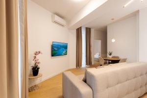 ブカレストにあるCentral Suitesのソファとテーブルのあるリビングルーム