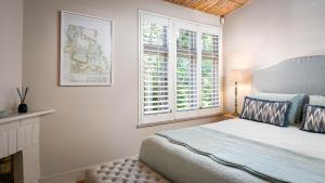 Ένα ή περισσότερα κρεβάτια σε δωμάτιο στο Kloof House - with solar backup power