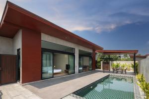 - Vistas al exterior de una casa con piscina en Sunday Sea Two Pool Villa Pattaya, en Jomtien Beach