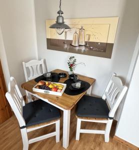 - une table à manger avec une assiette de fruits dans l'établissement Ferienhof-Wohler-Wohnung-1, à Bojendorf 19 autres photos