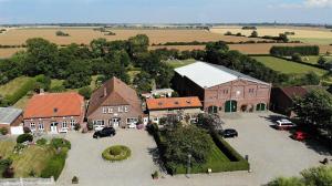 une vue aérienne d'une maison avec un parking dans l'établissement Ferienhof-Wohler-Wohnung-1, à Bojendorf