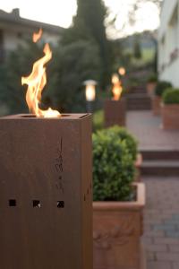 eine Metallkiste mit einem Feuer darin in der Unterkunft Hotel Fiori in Bad Soden-Salmünster
