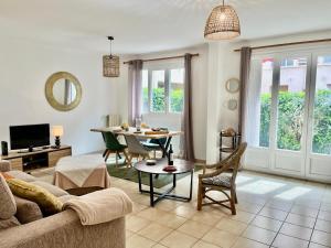 a living room with a couch and a table at Les Bleuets in Cagnes-sur-Mer