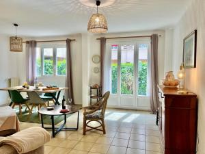 a living room with a table and a dining room at Les Bleuets in Cagnes-sur-Mer