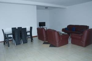 - une salle d'attente avec des canapés, une table et des chaises dans l'établissement Le gîte d'Allizon - Etage 2, à Banda