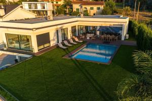 an aerial view of a house with a swimming pool at Vietnam House in Barcelos