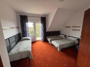 a room with two beds and a window at Tasarz 2 in Rewal