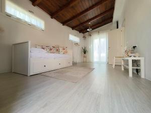 a bedroom with a white bed and a table at Casa dei Mori oasi di pace in San Corrado di Fuori +40 photos