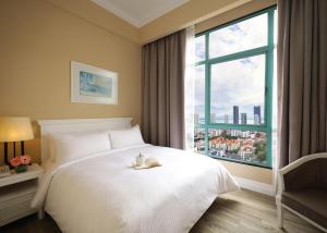 Postel nebo postele na pokoji v ubytování Berjaya Penang Hotel