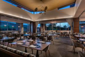 スコッツデールにあるMountain Shadows Resort Scottsdaleのテーブルと椅子、大きな窓のあるレストラン