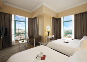 Postel nebo postele na pokoji v ubytování Berjaya Penang Hotel
