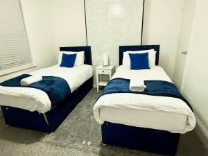 Postel nebo postele na pokoji v ubytování Cozy Haven near Glenfield & LRI Hospitals