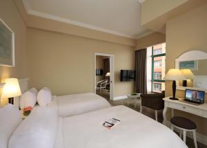 TV a/nebo společenská místnost v ubytování Berjaya Penang Hotel