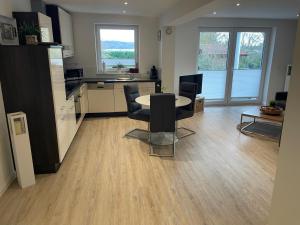 Η κουζίνα ή μικρή κουζίνα στο Ferienwohnung mit Seeblick