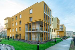 an apartment building with a yellow at Les Flots de la Marle - Avec parking couvert in Vannes