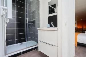 y baño con ducha, lavabo y bañera. en NG Prestige - Suite Soleil Doré - Balnéo - Cuisine - Jardin, en Roubaix 18 fotos más