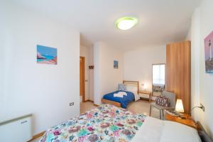 a hotel room with a bed and a bed and a room at Residenza delle Terme in Bibione