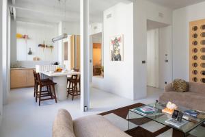 マルセイユにあるSuperbe loft moderne en plein centre villeのソファとテーブルのあるリビングルーム