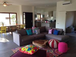 un soggiorno con un divano e un tavolo di Gemini Villas , Gemini II a Contadora