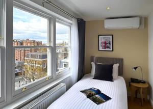 Postel nebo postele na pokoji v ubytování Berjaya Eden Park London Hotel
