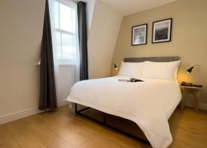Postel nebo postele na pokoji v ubytování Berjaya Eden Park London Hotel