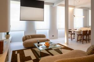 マルセイユにあるSuperbe loft moderne en plein centre villeの椅子2脚とテーブルのあるリビングルーム