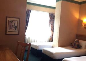 Postel nebo postele na pokoji v ubytování Berjaya Eden Park London Hotel