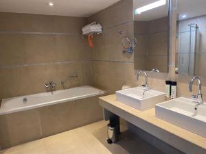 Bilik mandi di Absolute Hotel Limerick