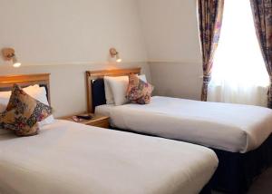Postel nebo postele na pokoji v ubytování Berjaya Eden Park London Hotel