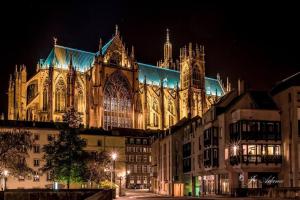 a large cathedral lit up at night at PERLE RARE in Metz