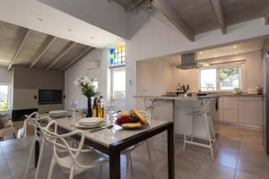 A kitchen or kitchenette at Casa Las Palmeras
