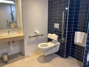 Bilik mandi di Absolute Hotel Limerick