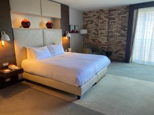 Katil atau katil-katil dalam bilik di Absolute Hotel Limerick