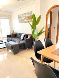 una sala de estar con un sofá y una mesa en Casa Andres. Two bed Penthouse Pool & Terrace, en Alicante
