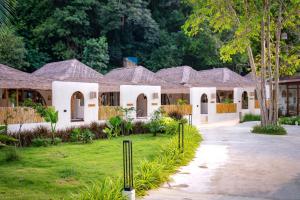 班邦宝Cape Beach Villa Samui的前面有草坪的建筑物