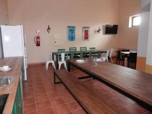 una sala da pranzo con un lungo tavolo e sedie di el albergue de herrera a Herrera de Pisuerga