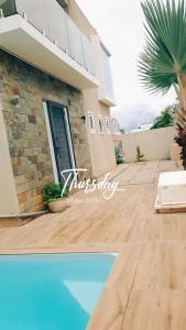 格兰贝伊Coastal Bliss Apartment Mauritius的带游泳池和房子的别墅