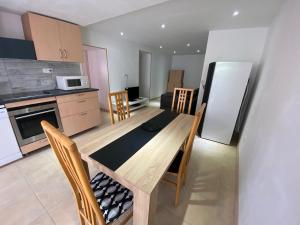 Kuchyň nebo kuchyňský kout v ubytování Appart familial, jeux et matériel enfants, fitness + 15 fotografií