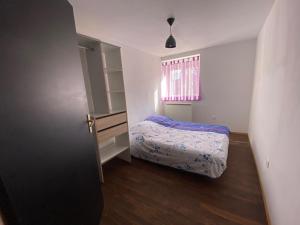 Postel nebo postele na pokoji v ubytování Appart familial, jeux et matériel enfants, fitness